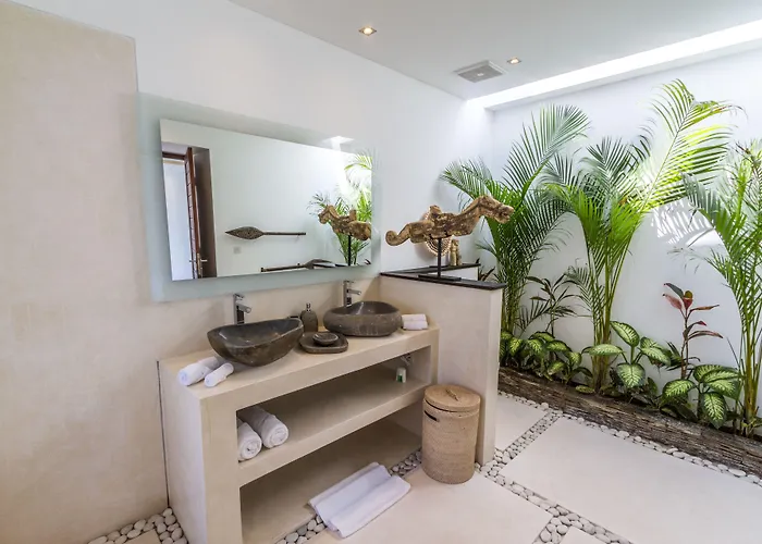 Tira - Elegant 3br In Villa Seminyak