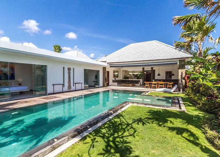 Villa Tira - Elegant 3br In Seminyak