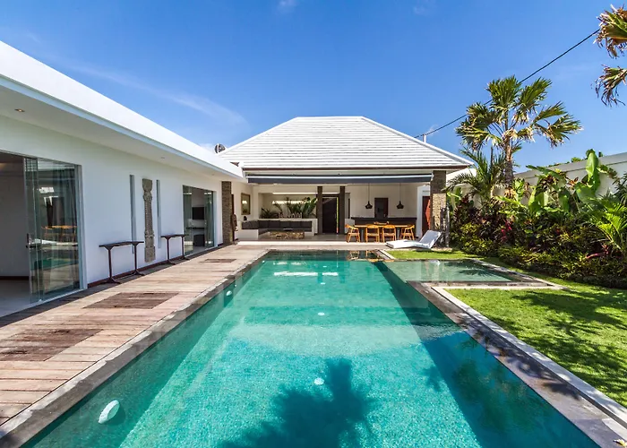 Villa Tira - Elegant 3br In Seminyak