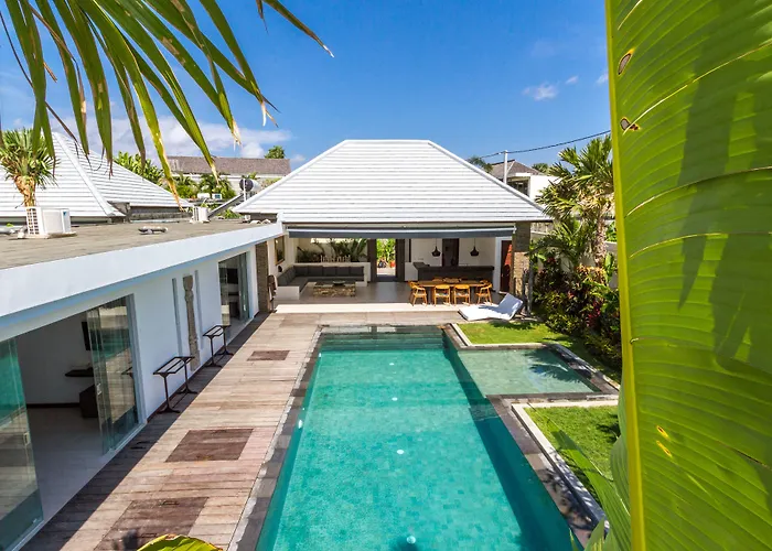 Tira - Elegant 3br In Villa Seminyak