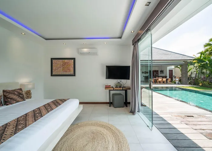 Tira - Elegant 3br In Villa Seminyak