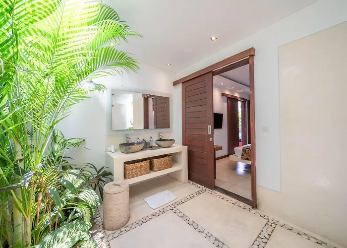 Tira - Elegant 3br In Seminyak