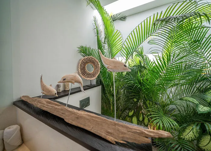 Tira - Elegant 3br In Villa Seminyak