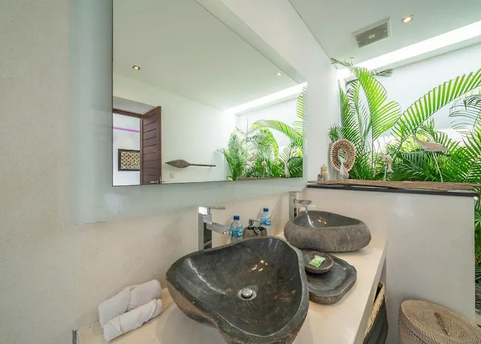 Villa Tira - Elegant 3br In Seminyak