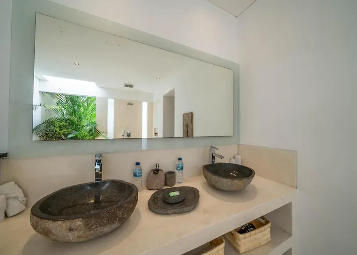 Tira - Elegant 3br In Seminyak
